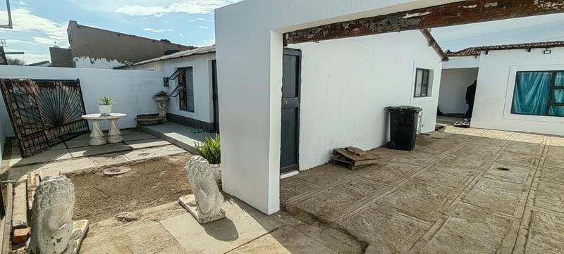 2 Bedroom Property for Sale in Zola Gauteng