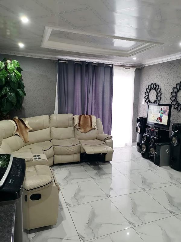 2 Bedroom Property for Sale in Zola Gauteng
