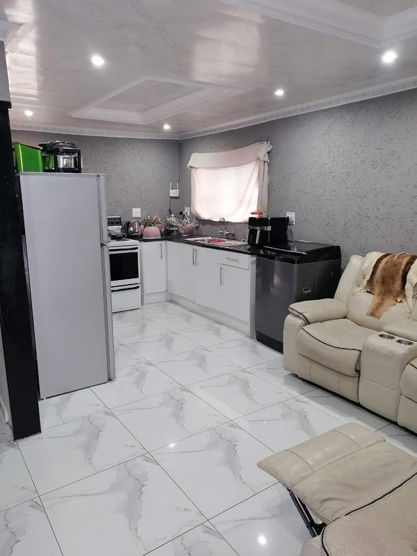 2 Bedroom Property for Sale in Zola Gauteng