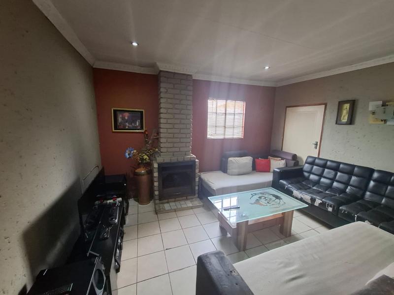 4 Bedroom Property for Sale in Clayville Gauteng