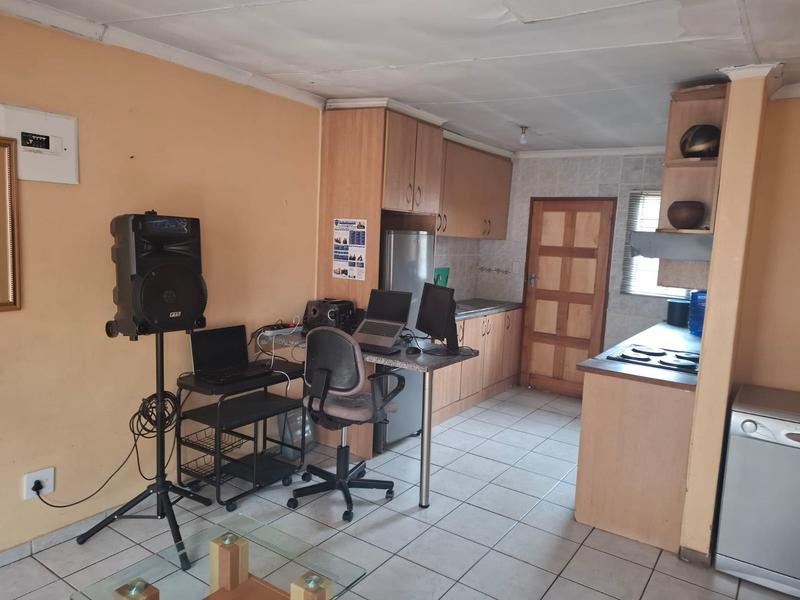 4 Bedroom Property for Sale in Clayville Gauteng
