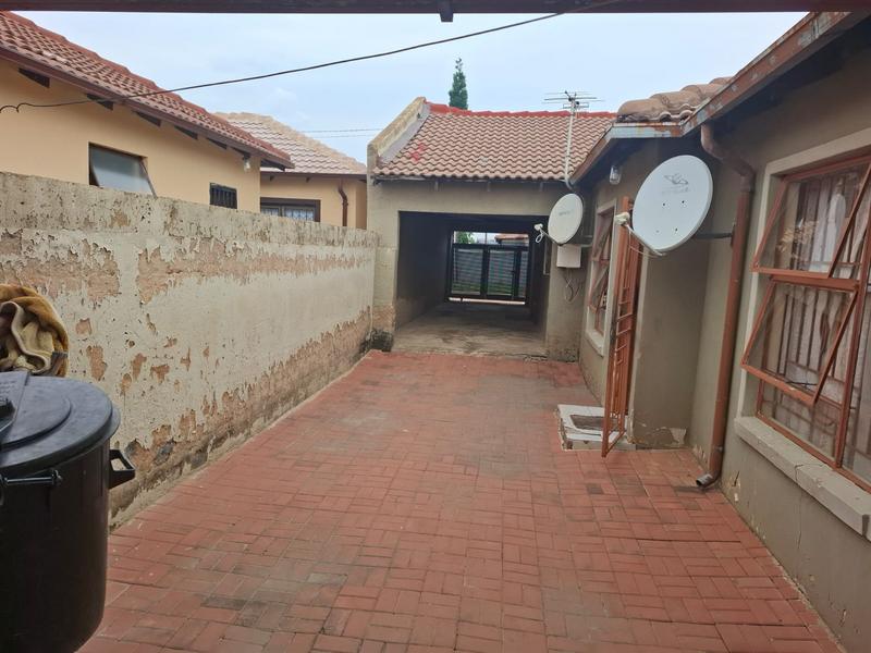 4 Bedroom Property for Sale in Clayville Gauteng