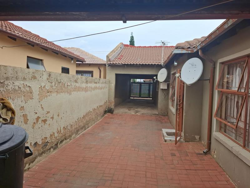 4 Bedroom Property for Sale in Clayville Gauteng
