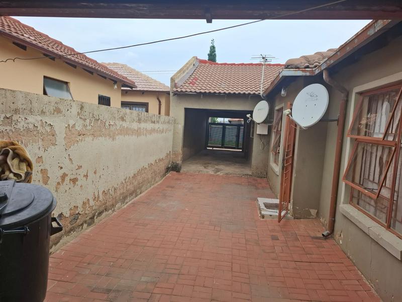 4 Bedroom Property for Sale in Clayville Gauteng