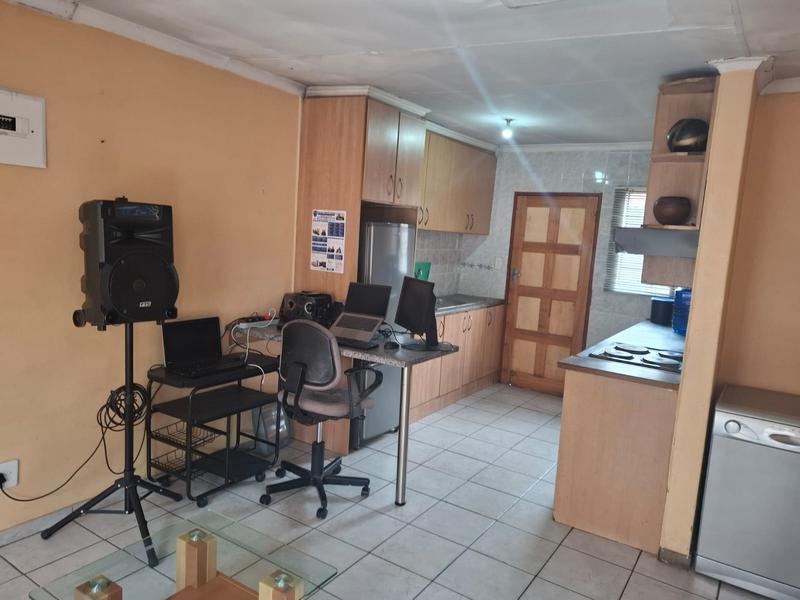 4 Bedroom Property for Sale in Clayville Gauteng
