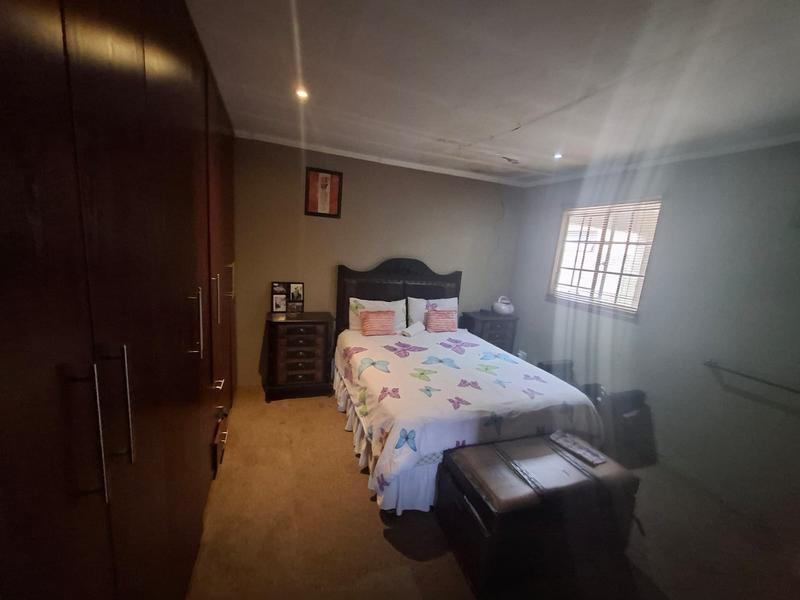 4 Bedroom Property for Sale in Clayville Gauteng