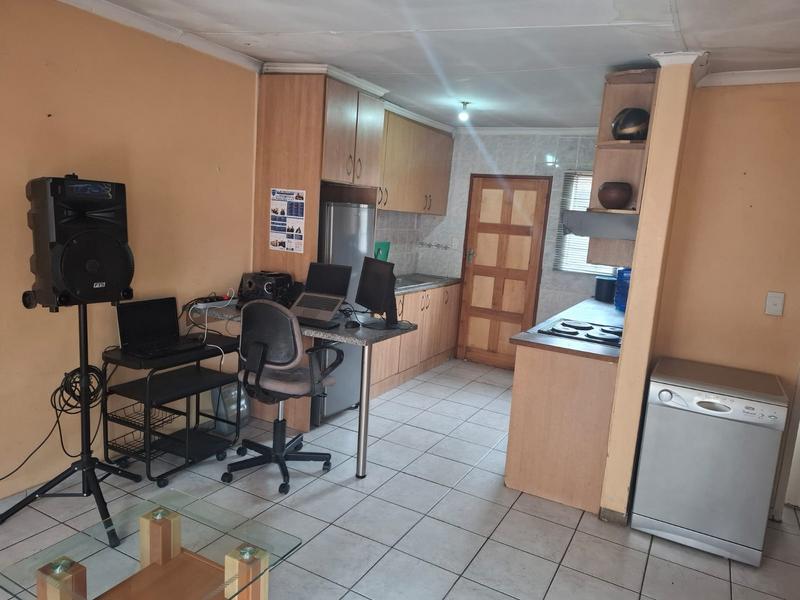 4 Bedroom Property for Sale in Clayville Gauteng