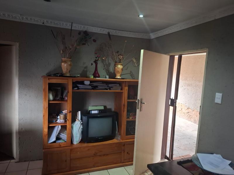 4 Bedroom Property for Sale in Clayville Gauteng