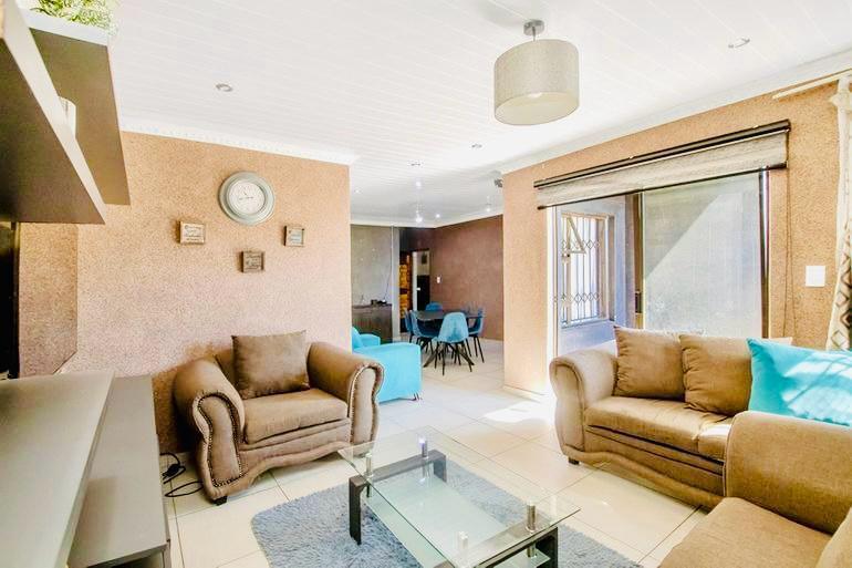 To Let 4 Bedroom Property for Rent in Glen Ridge Gauteng