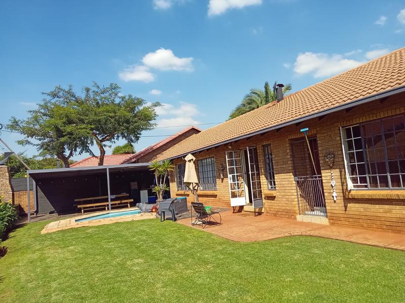 4 Bedroom Property for Sale in Wierda Park Gauteng
