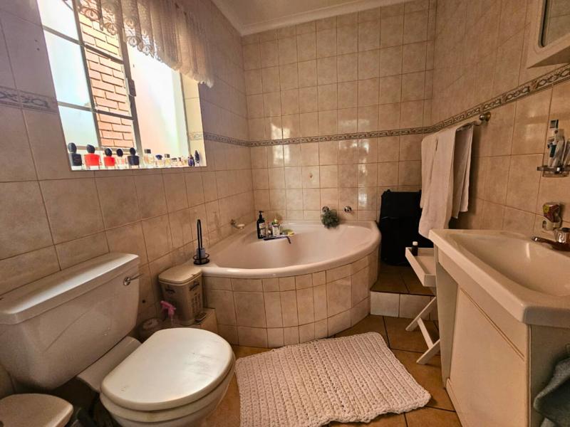 3 Bedroom Property for Sale in Glen Marais Gauteng