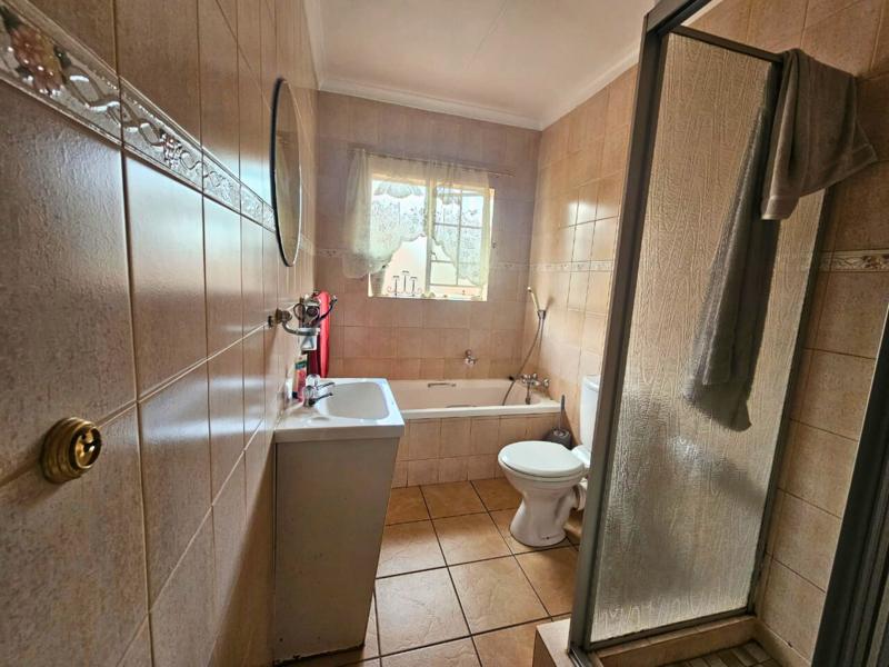 3 Bedroom Property for Sale in Glen Marais Gauteng