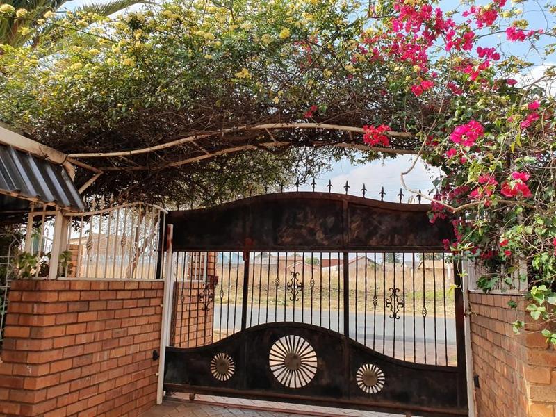 5 Bedroom Property for Sale in Lenasia South Gauteng