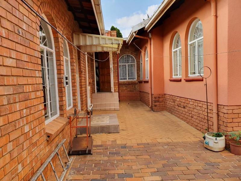 5 Bedroom Property for Sale in Lenasia South Gauteng