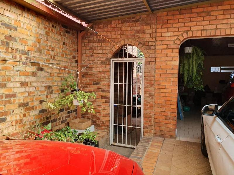5 Bedroom Property for Sale in Lenasia South Gauteng