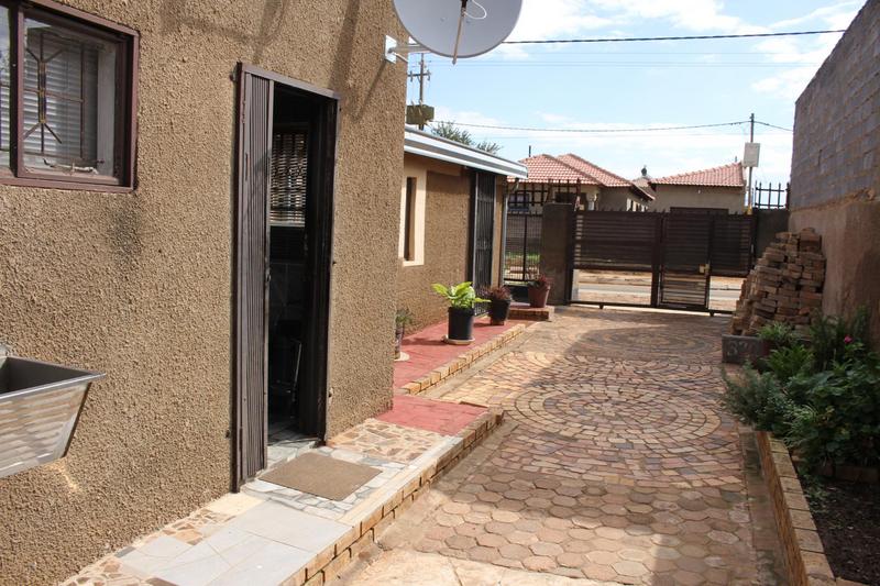 3 Bedroom Property for Sale in Tshepisong Gauteng