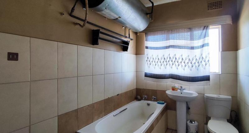 2 Bedroom Property for Sale in Cruywagenpark Gauteng