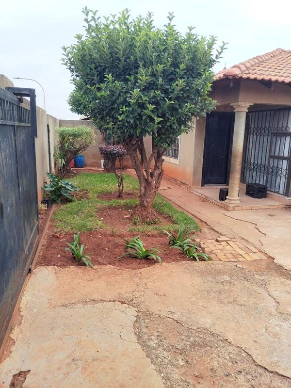 4 Bedroom Property for Sale in Lawley Gauteng