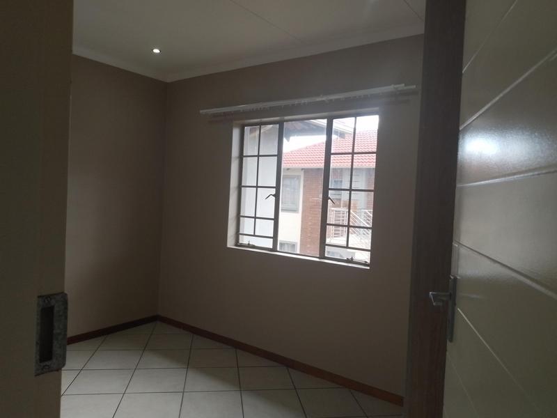 2 Bedroom Property for Sale in Monavoni Gauteng