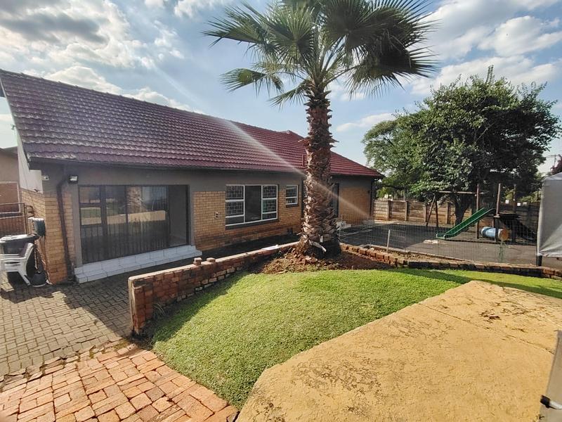 To Let 2 Bedroom Property for Rent in Eldoraigne Gauteng