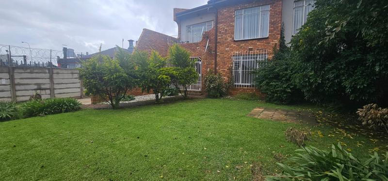 To Let 2 Bedroom Property for Rent in Sandhurst Gauteng