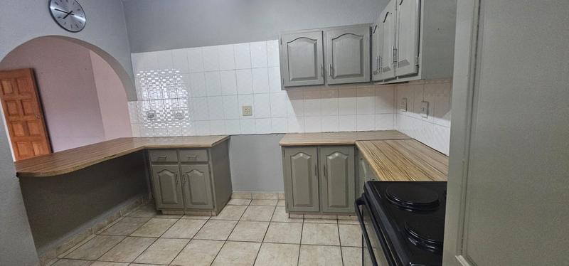 To Let 2 Bedroom Property for Rent in Sandhurst Gauteng