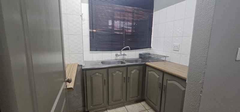 To Let 2 Bedroom Property for Rent in Sandhurst Gauteng