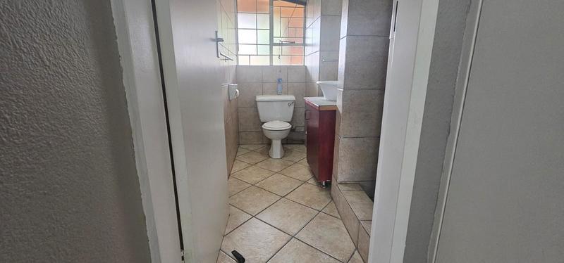 To Let 2 Bedroom Property for Rent in Sandhurst Gauteng