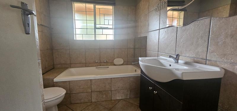 To Let 2 Bedroom Property for Rent in Sandhurst Gauteng
