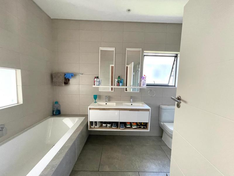 To Let 3 Bedroom Property for Rent in Crowthorne Gauteng