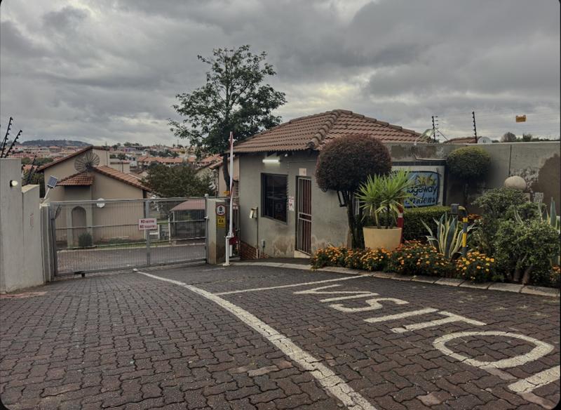 4 Bedroom Property for Sale in Mondeor Gauteng