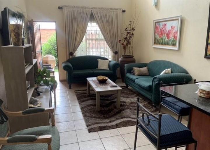 To Let 2 Bedroom Property for Rent in Glen Marais Gauteng
