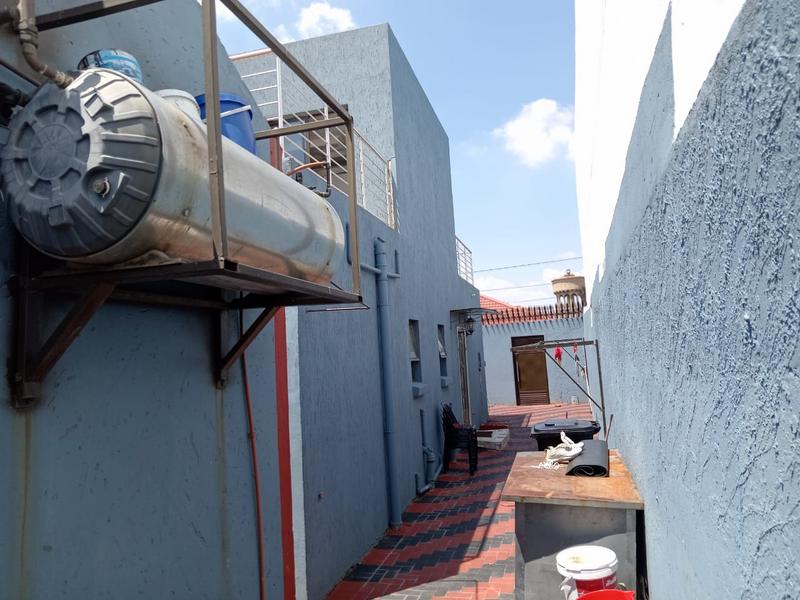 5 Bedroom Property for Sale in Jabulani Gauteng