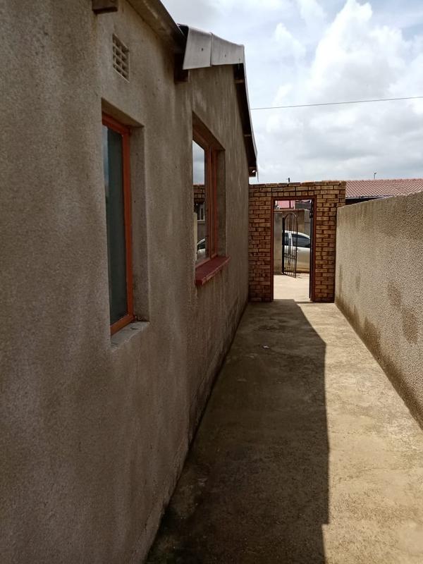 5 Bedroom Property for Sale in Moletsane Gauteng