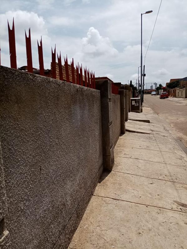 5 Bedroom Property for Sale in Moletsane Gauteng