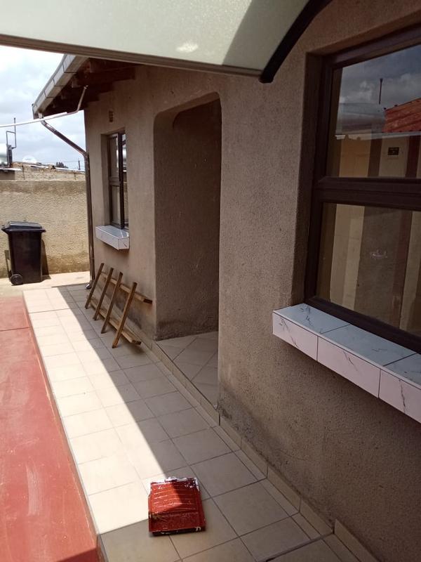 5 Bedroom Property for Sale in Moletsane Gauteng