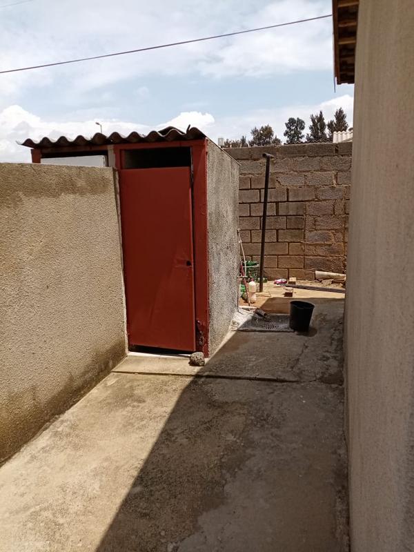 5 Bedroom Property for Sale in Moletsane Gauteng