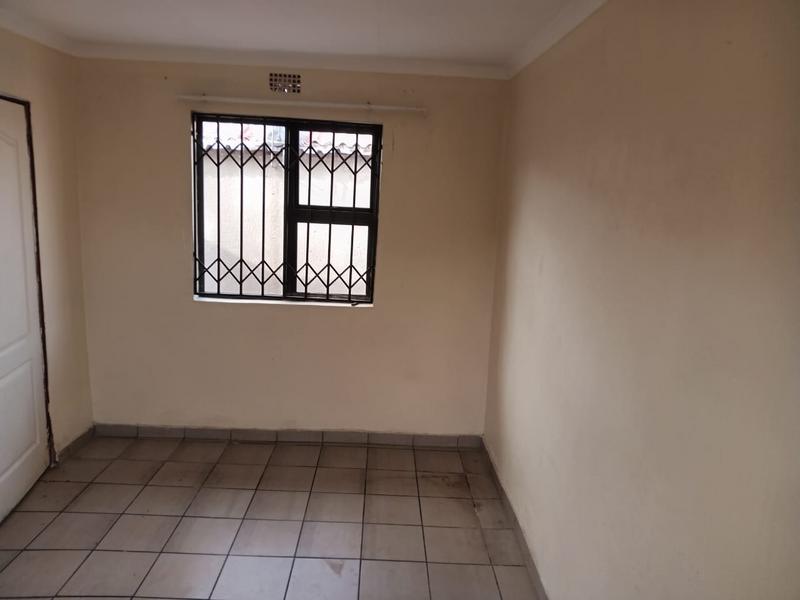 5 Bedroom Property for Sale in Moletsane Gauteng