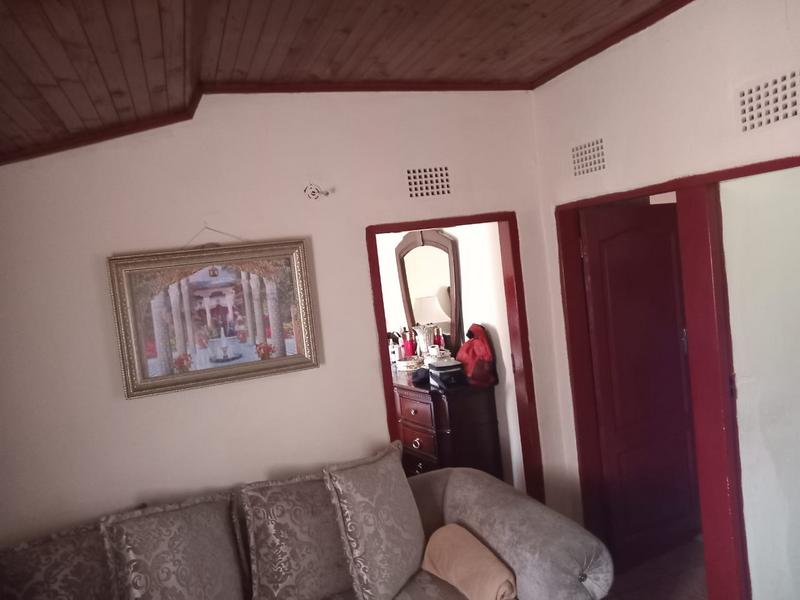 5 Bedroom Property for Sale in Moletsane Gauteng