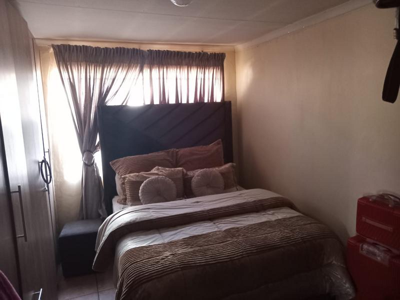 5 Bedroom Property for Sale in Moletsane Gauteng