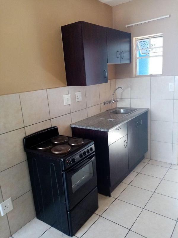 To Let 2 Bedroom Property for Rent in Fleurhof Gauteng