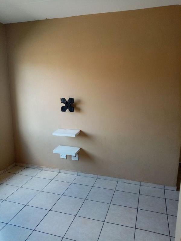 To Let 2 Bedroom Property for Rent in Fleurhof Gauteng