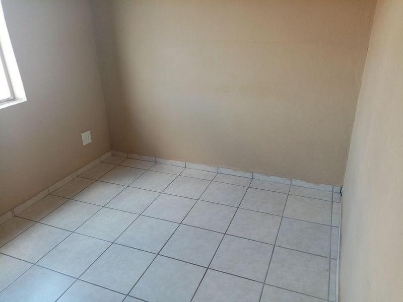 To Let 2 Bedroom Property for Rent in Fleurhof Gauteng