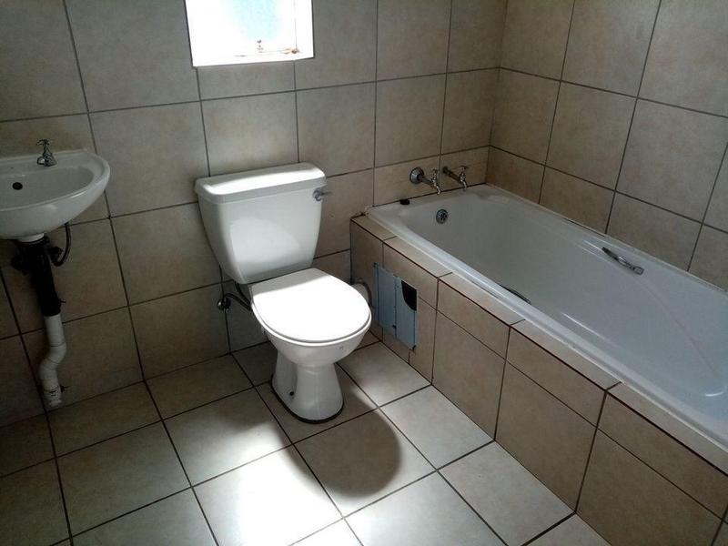 To Let 2 Bedroom Property for Rent in Fleurhof Gauteng