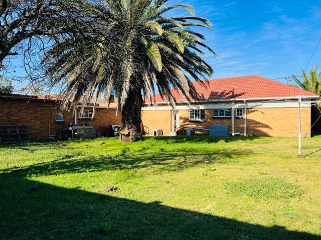 To Let 3 Bedroom Property for Rent in Florida Lake Gauteng