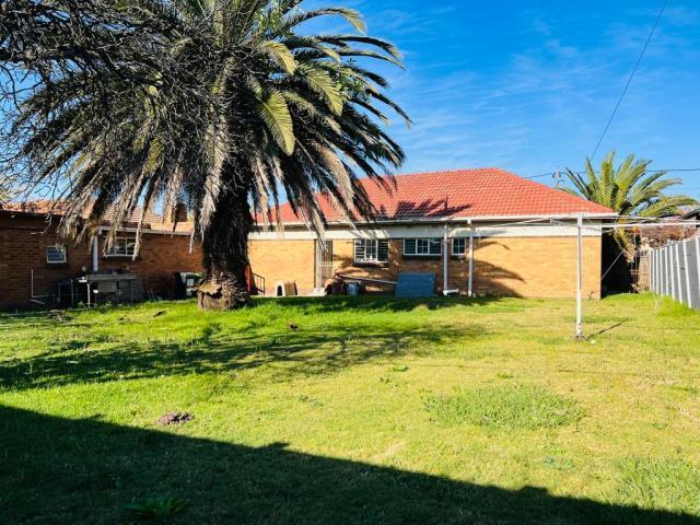 To Let 3 Bedroom Property for Rent in Florida Lake Gauteng