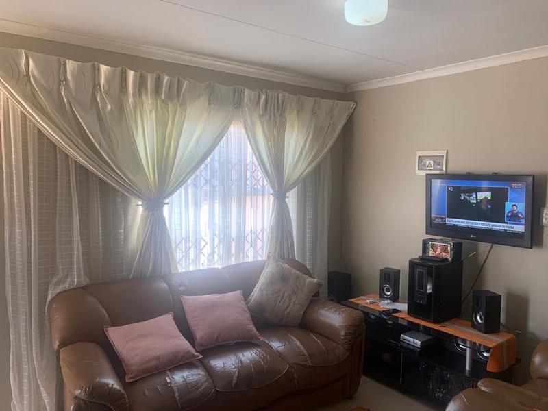 2 Bedroom Property for Sale in Braamfischerville Gauteng