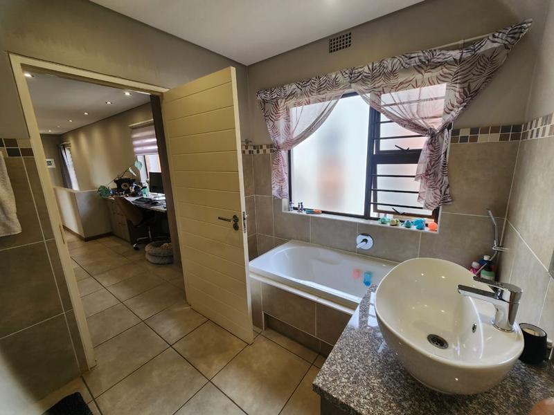 To Let 3 Bedroom Property for Rent in Honeydew Ridge Gauteng