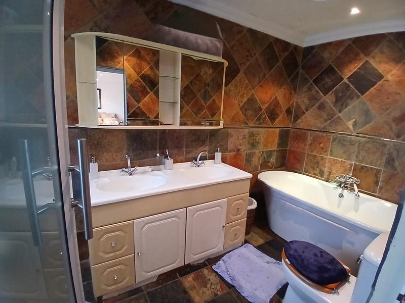 4 Bedroom Property for Sale in Mondeor Gauteng