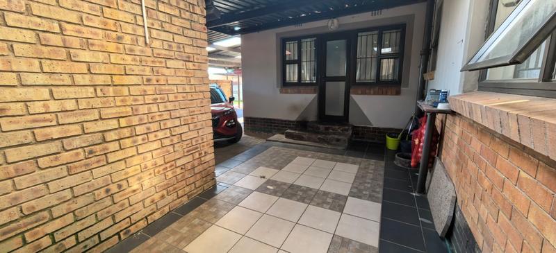 5 Bedroom Property for Sale in Witpoortjie Gauteng